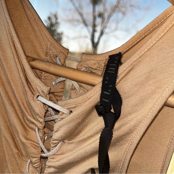 Unravel: Nude Lace Up Bodysuit Ben Taverniti Project Resort 19 (on Bella Hadid) - Picture 15 of 16